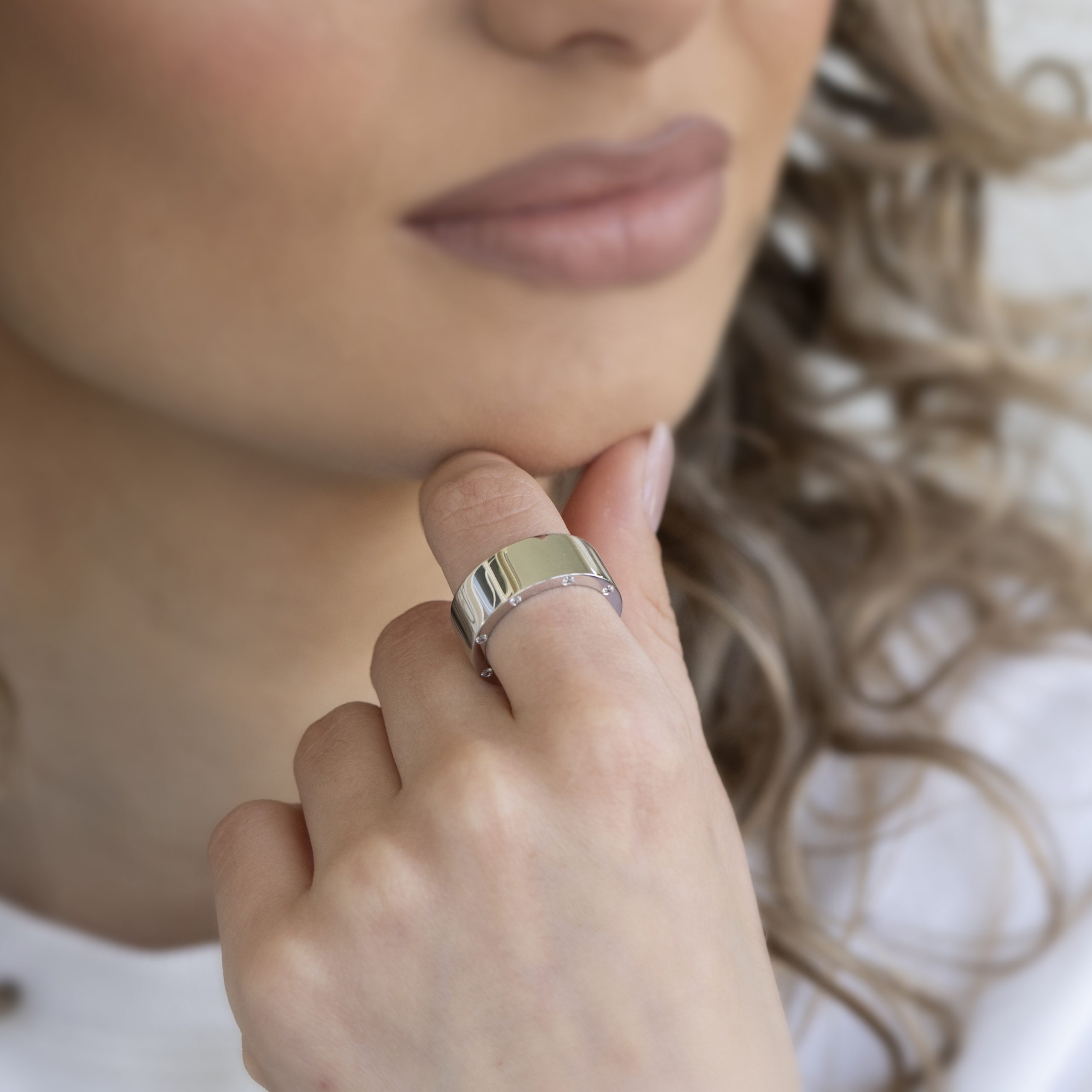 Understatement - Maßgefertigter Diamantring von Schmuckdesignerin Michaela Kusterer aus Pforzheim